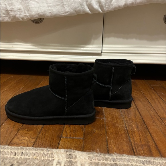 UGG Classic Mini II Boot - Picture 3 of 8